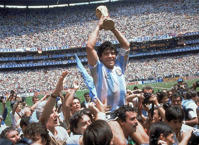 Maradona mit dem Pokal. Key