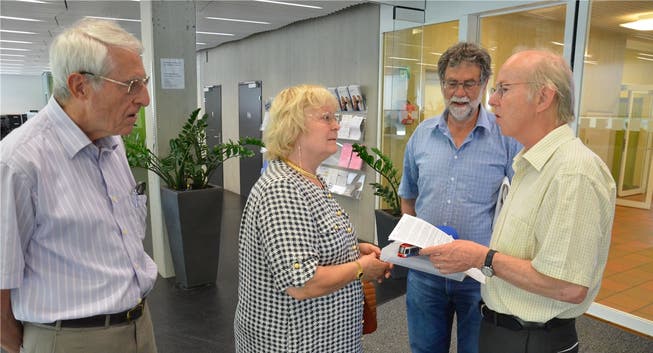 Rudolf Dober, Heidemarie Busch und Felix Kissling (von links) überreichen Toni Brühlmann die Petition.