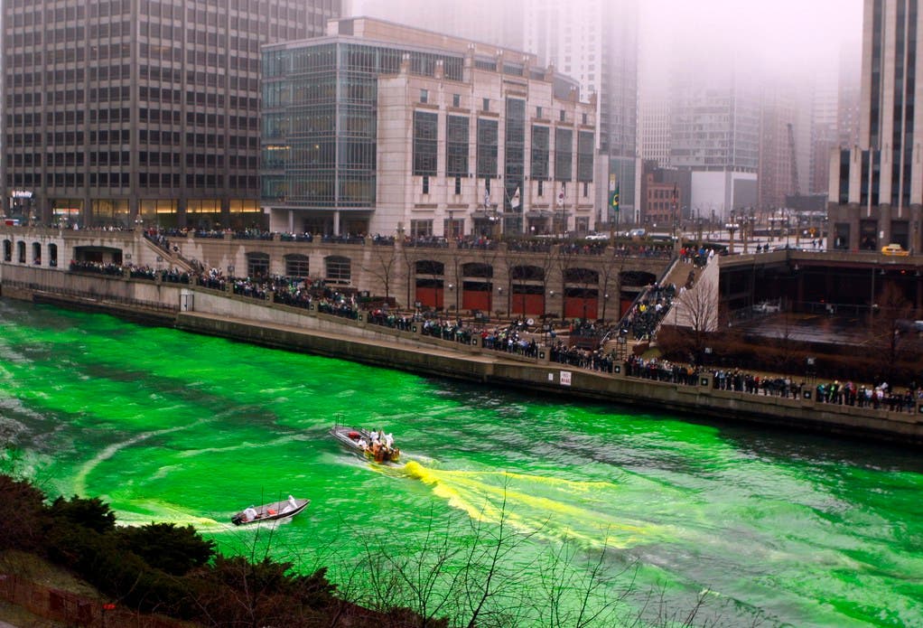 Der Chicago River in Chicago wurde grün gefärbt
