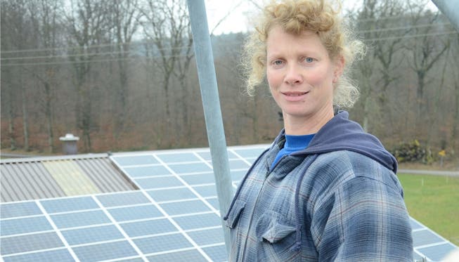Anita Dubs installierte auf dem Dach ihrer Scheune eine Photovoltaik-Anlage, die jährlich fast 100000 Kilowattstunden Strom liefert.