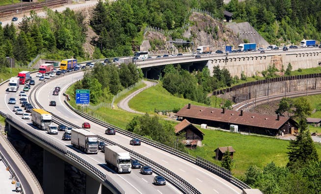Auf der Gotthardautobahn A2 in Richtung Süden staut sich am Samstag der Pfingstverkehr auf bis zu 13 Kilometer.
