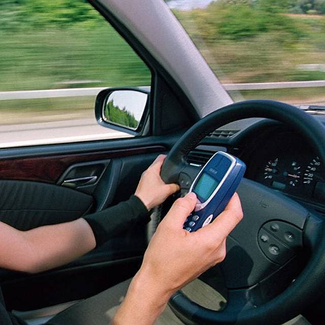 Auch das Schreiben einer SMS während dem Fahren ist gefährlich.