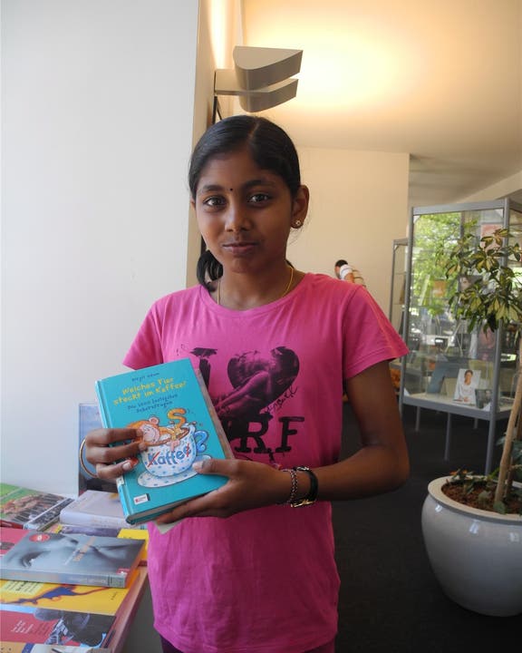 Abisha Baskaran, Dietikon «Ich lese lieber Bücher zu Hause, als draussen zu spielen. Jede Woche komme ich hierher, um neue Kinderbücher zu holen.»
