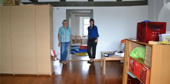 Susanna Segna (l.) und Manuela Hofer zeigen den künftigen Aufenthaltsraum (vorne) und das Schlafzimmer.