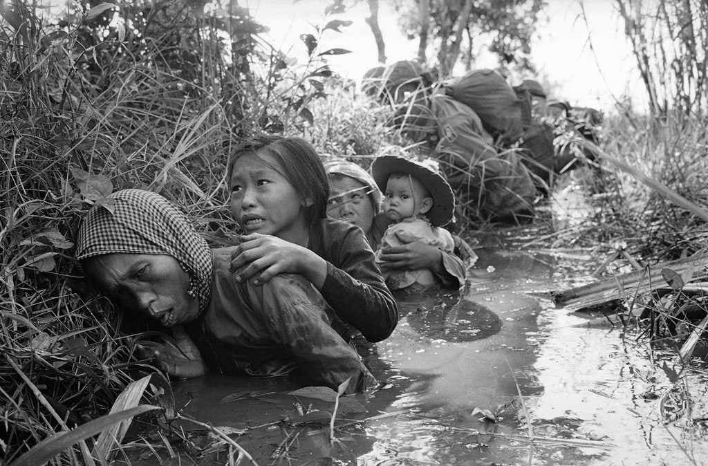 Vietnamkrieg, 1966: Frauen und Kinder verstecken sich in einem Kanal vor den Vietkong