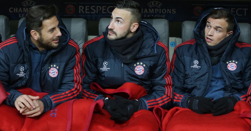 Lernt in München das Leben auf der Ersatzbank kennen: Shaqiri zusammen mit Claudio Pizzaro und Diego Contento auf der Bank vor dem Champions League-Spiel gegen Manchester City.