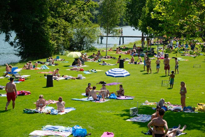 Das Wasser in der Badi Solothurn ist angenehme 22 Grad warm. Die Aare ist mit 16 bis 17 Grad noch ein wenig kühler.
