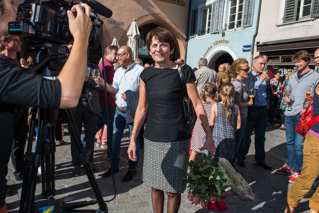 Jolanda Urech wird von ihren Anhängern vor dem Café Tuchlaube in Aarau gefeiert.