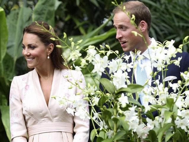 William und Kate stehen neben der Orchidee, die nach Prinzessin Diana benannt ist