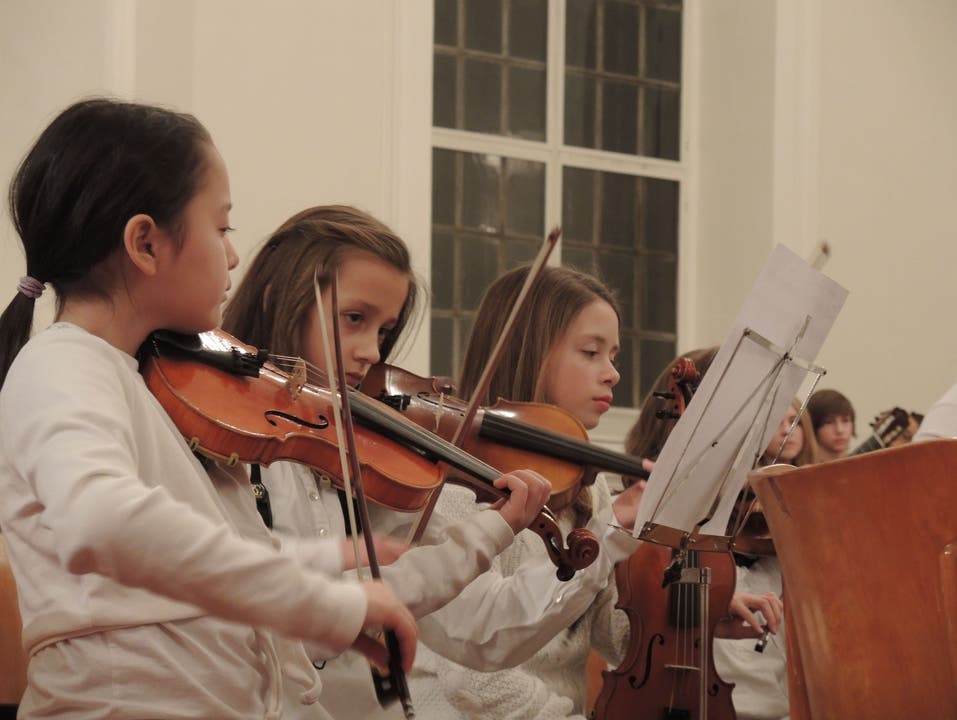 Musizieren im Orchester braucht Konzentration Die jüngsten Geigerinnen sind sechs Jahre alt