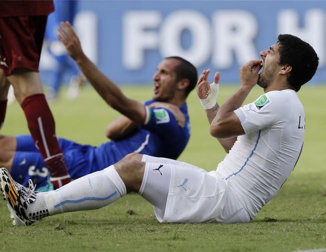 Beisser Suarez verspürte nach dem Sturz auf Chiellini starke Schmerzen an den Zähnen