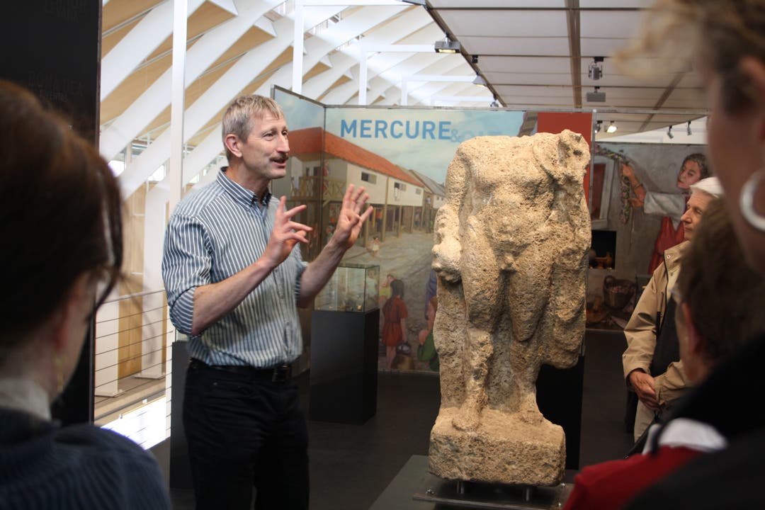 Kurt Zubler erklärt den Besuchern des Historischen Museums die Eigenschaften des Gottes Merkur
