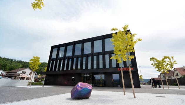 Grosse Fenster, schwarzes Aluminium und ein kunterbunter Findling: Der Raiffeisen-Bau in Untersiggenthal stammt vom Architekturbüro LiechtiGrafZumsteg.