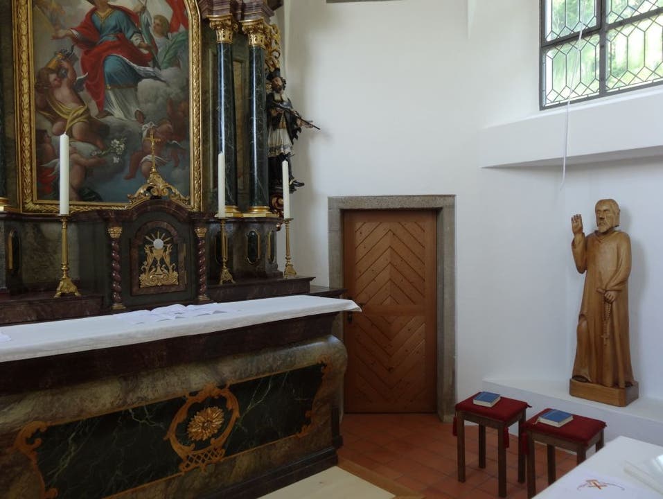 Altar mit Mönchsfigur