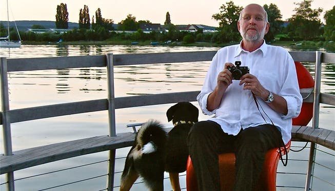 Henning Hülsmeier mit Kamera und Hund auf dem Untersee. Gisela Hülsmeier