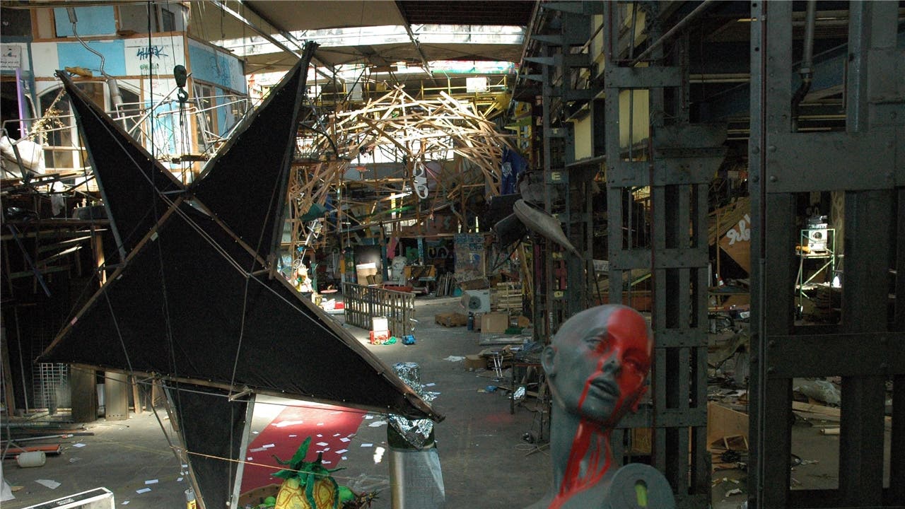 Die Haupthalle der ehemaligen Fabrik in der Binz ist während sechs Jahren Besetzung zum Gesamtkunstwerk mutiert.