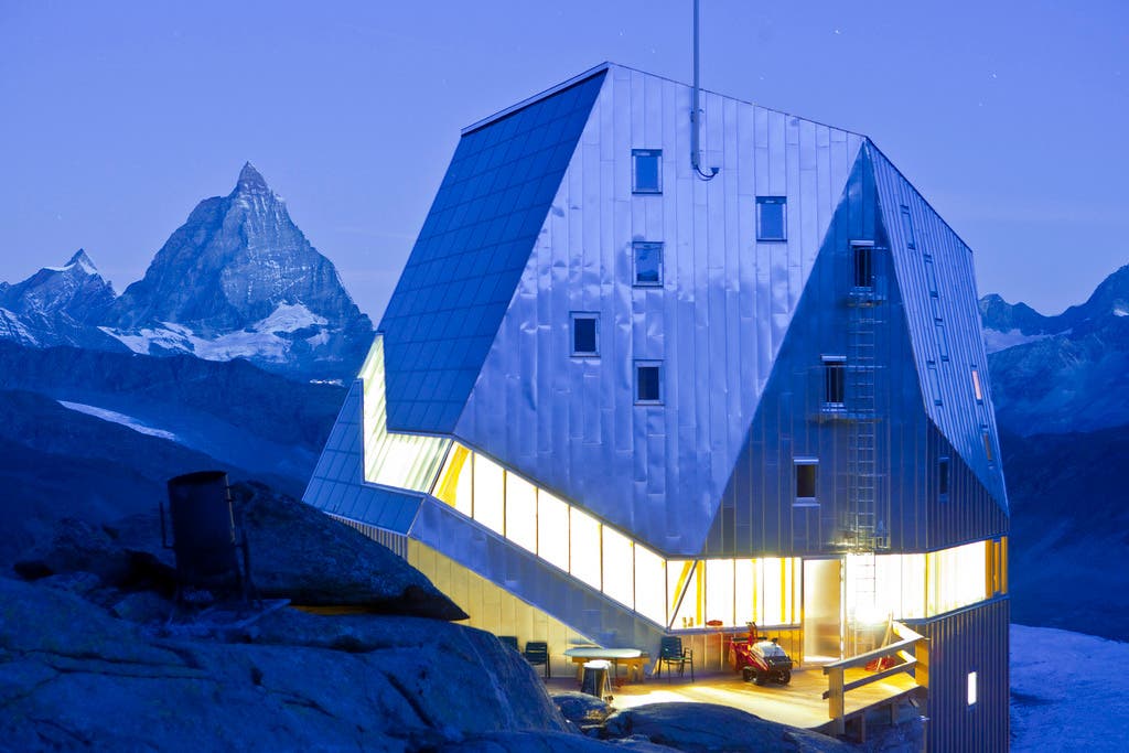 Heute schläft es sich unter Duvets, Warmwasserdusche inklusive: Topmodern die neue Monte-Rosa-Hütte, im Hintergrund das Matterhorn.