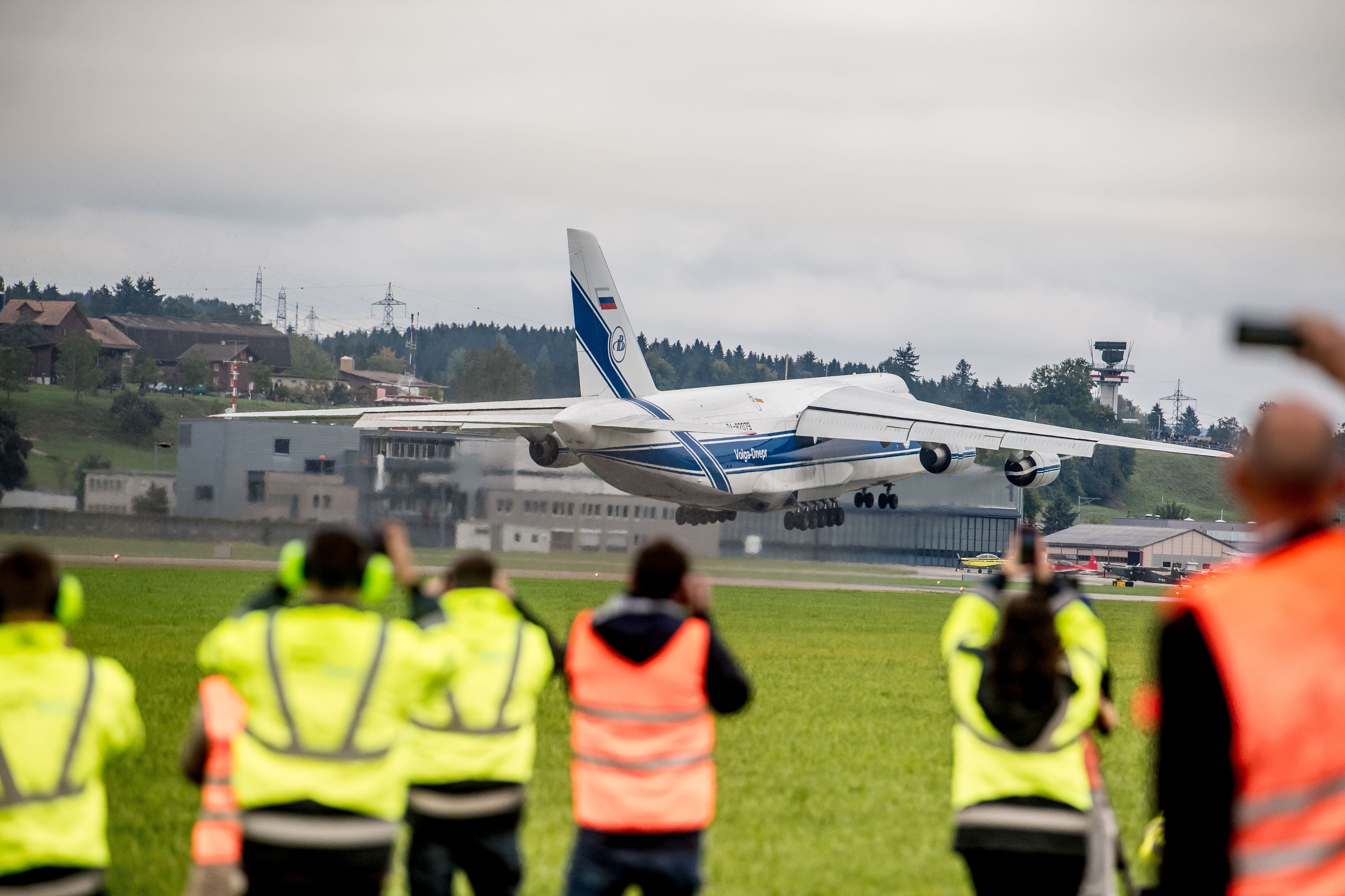 Das russische Transportflugzeug Antonov AN-124 hebt in Emmen ab. 