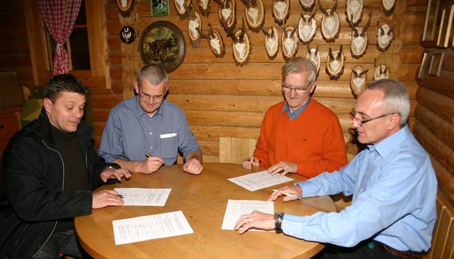 Marcel Baldinger, Alain Morier, Ruedi Weiss und Urs Habegger (von links) beim Unterzeichnen des Vertrags. Louis Probst