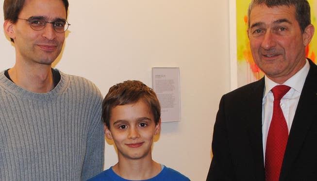 Der zwölfjährige Grenchner Leo Ritter, links sein Vater Markus, rechts Roland Annaheim, Leiter UBS-Geschäftsstelle Grenchen.