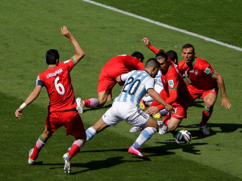 Sergio Aguero trickts die Argentinische Verteidigung aus.