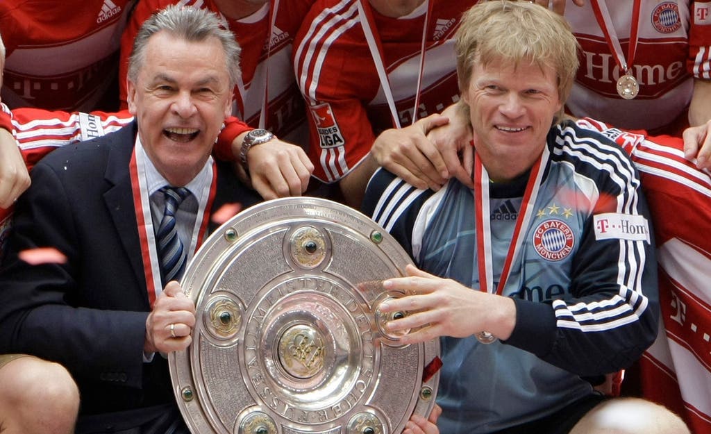 Sechsfacher Meister mit Bayern München Seine grösste Zeit erlebte Hitzfeld bei Bayern München, als er zwischen 1999 und 2003 vier Mal die Deutsche Bundesliga gewann. Nach seiner Entlassung 2004 kehrte der Erfolgscoach 2007 zurück und holte auf Anhieb seine fünfte Schale mit den Bayern.