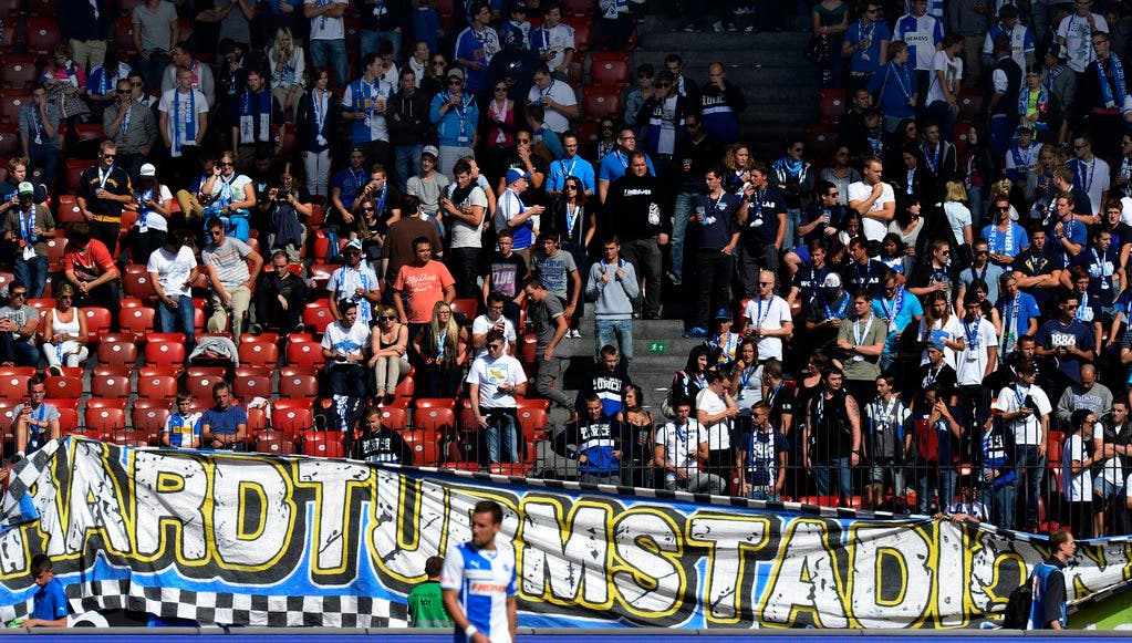 GC-Fans entfernen das Hardturm-Transparent während dem Match gegen den FC Thun am Sonntagnachmittag.JPG