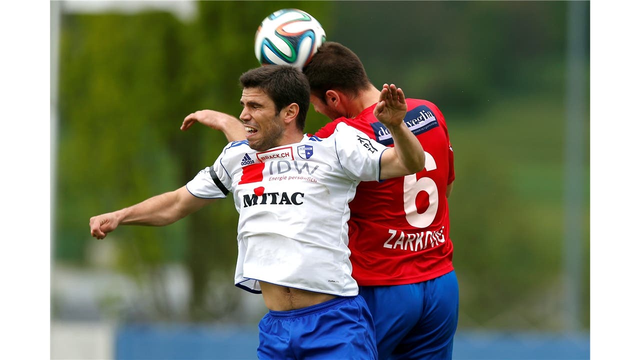 Joao Paiva (l, FC Wohlen) gegen Aleksandar Zarkovic (FC Locarno).