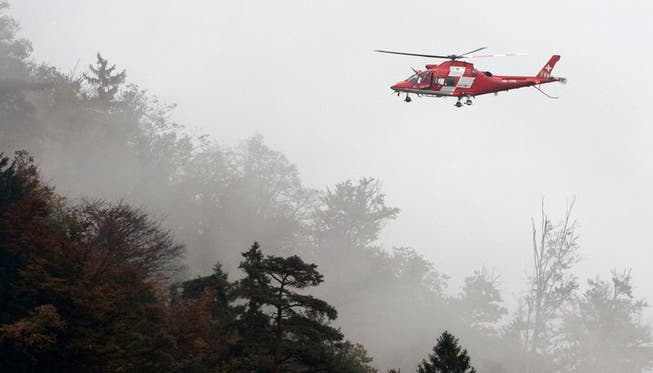 Ein Rega-Helikopter muss einen vermissten Wanderer mit der Seilwinde bergen (Archivbild).