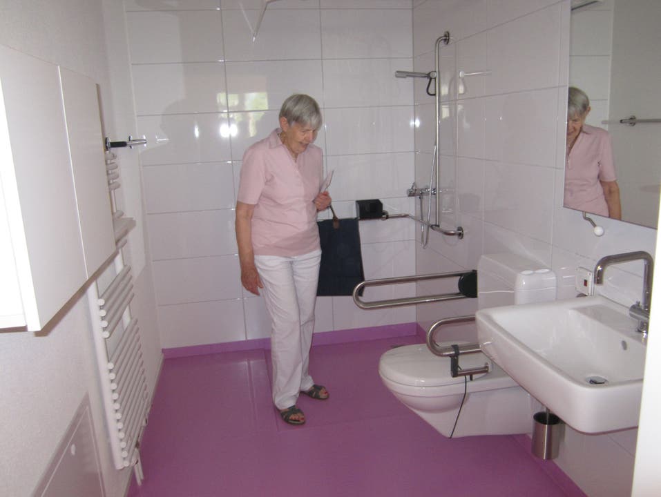 Besucherin Theres Brem mag den lilafarbenen Boden im Bad