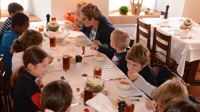 Ellenbogen nicht aufstützen und den Suppenlöffel richtig halten: Beim Essen im «Bären» zeigen die Kinder, was sie gelernt haben.lbr