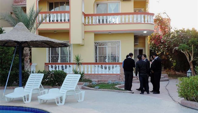 Die Polizei im Garten der Villa in der Red Sea Resort City von Hurghada, wo sie die Leichen von Saida und Fahrudin Muratovic fand keystone