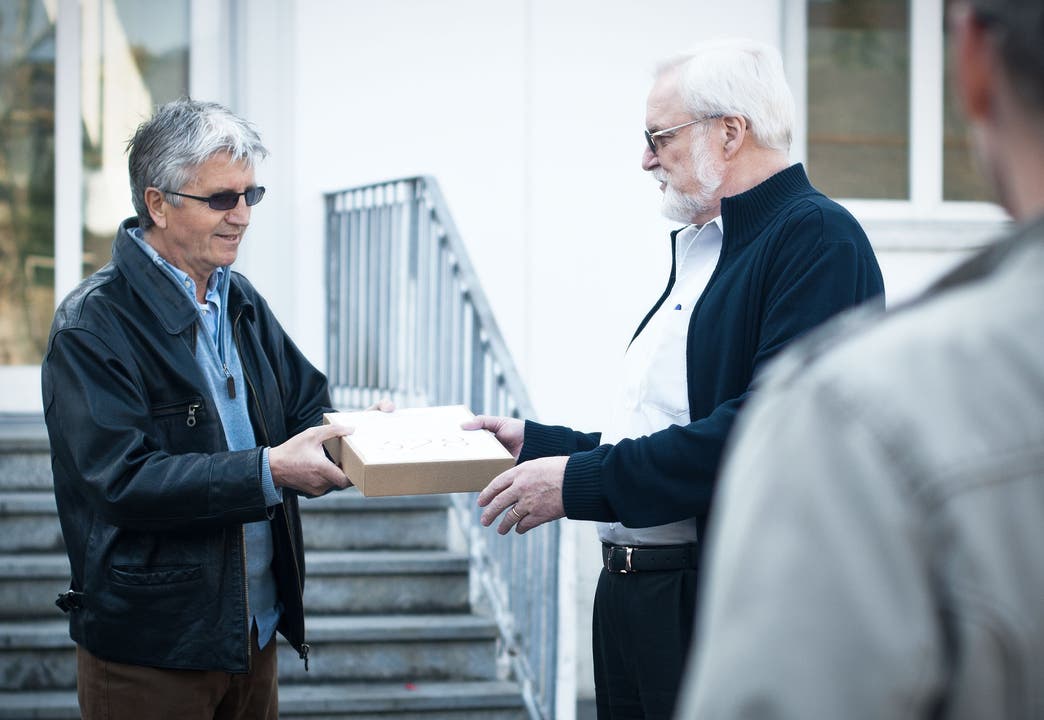 Übergabe der Petition an Gemeindeammann Peter heiniger (rechts)
