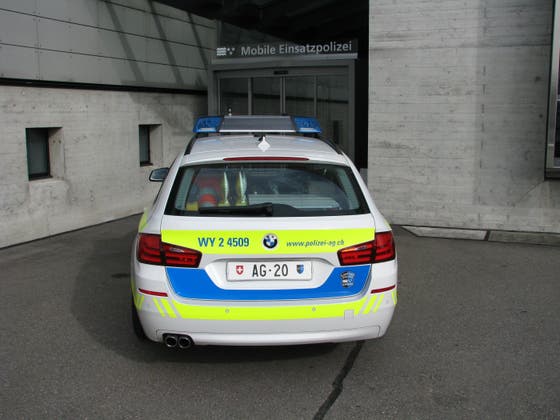 Kantonspolizei Aargau Mit Leuchtgelben Streifen Bald Sehen Sie Die Aargauer Polizeiautos Noch Besser