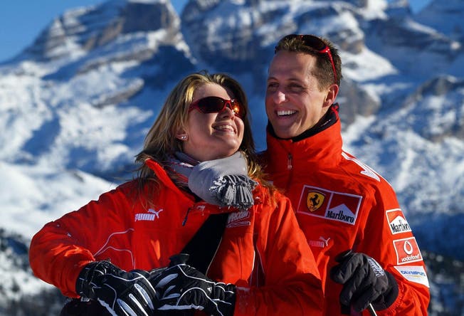 Michael Schumacher mit Ehefrau Corinna beim Skiausflug. (Archiv)