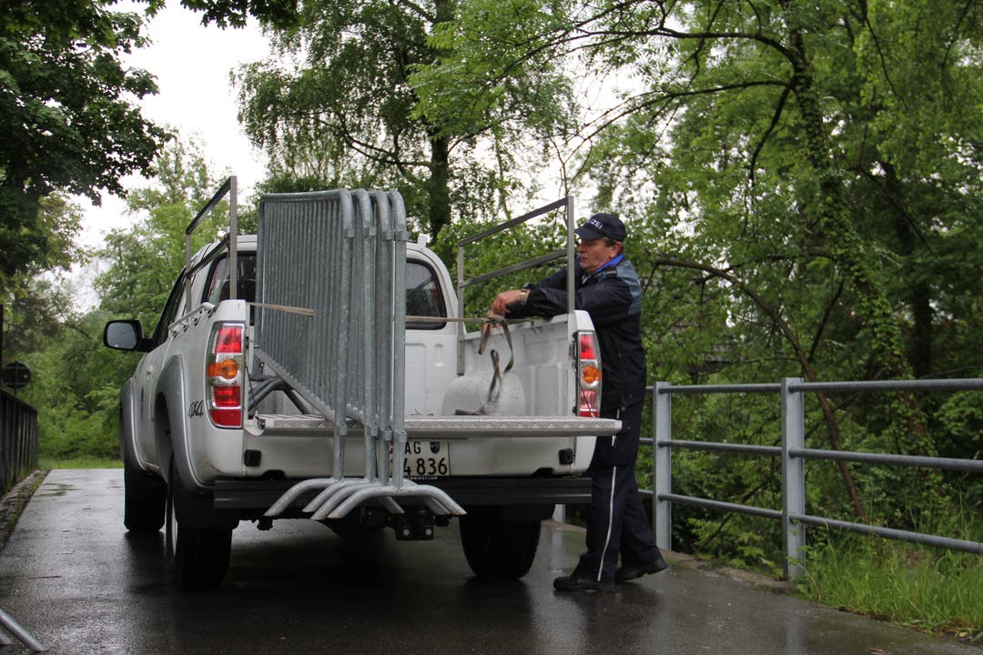 Regionalpolizei verteilt Material für Brückensperre
