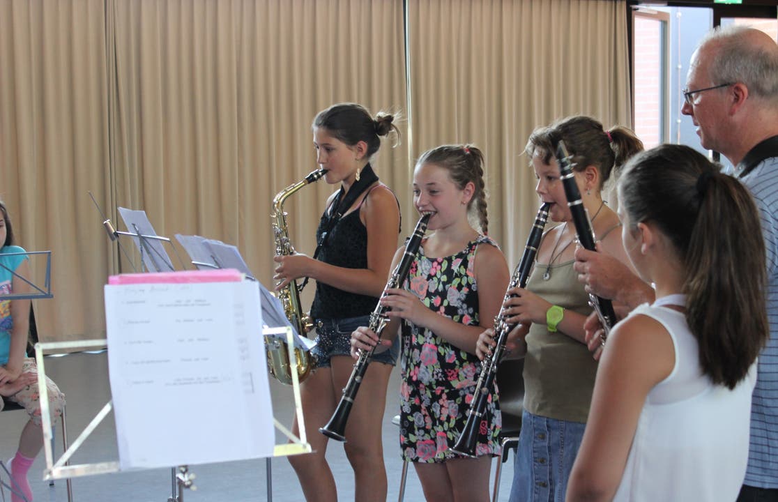 Saxofon- und Klarinettenspielerinnen werden von Werner Steffen instruiert