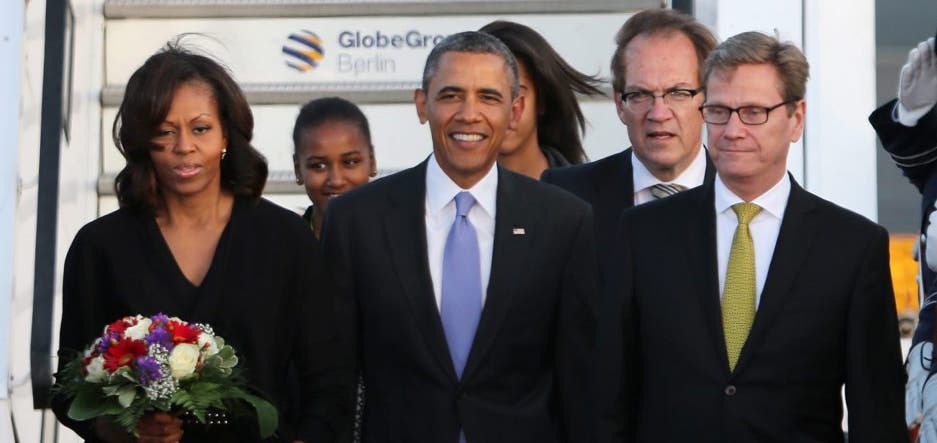 Barack Obama mit seiner Familie beim Ausstieg aus dem Flugzeug.