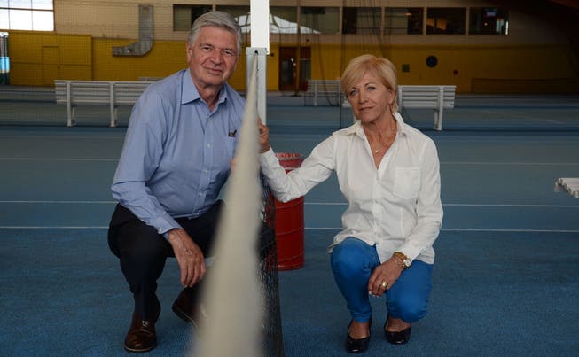 Suchen schon seit mehr als drei Jahren einen neuen Standort: Vitis-Eigentümer Kurt und Heidi Locher auf einem Tennis-Court. FNI