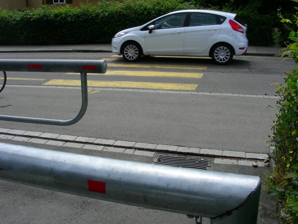 Der Fussgängerstreifen wird mit einer Fahrbahnverengung gesichert