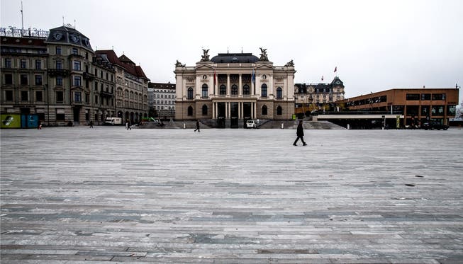 Der neu gestaltete Sechseläutenplatz vor dem Opernhaus in Zürich.