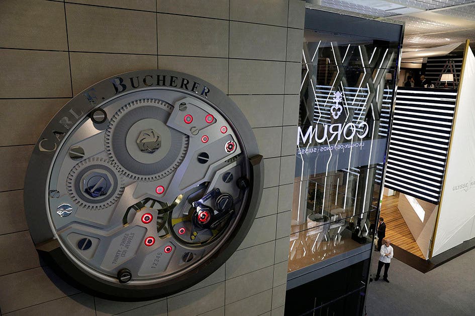 Ein übergrosses Uhrwerk an der Fassade von Carl F. Bucherer