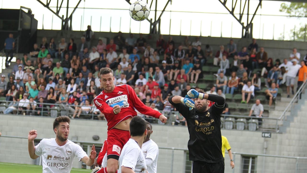 Badens Michael Ludäscher steigt gegen Goalie Gentile hoch.