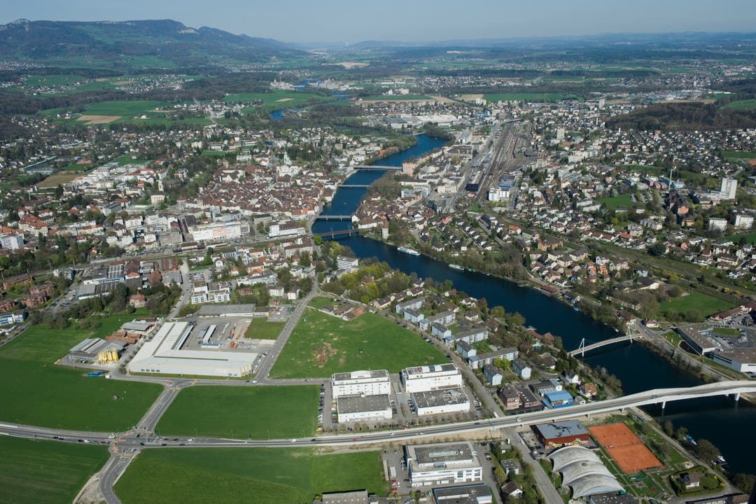 Blick auf die Westumfahrung im Vordergrund und die Stadt Solothurn
