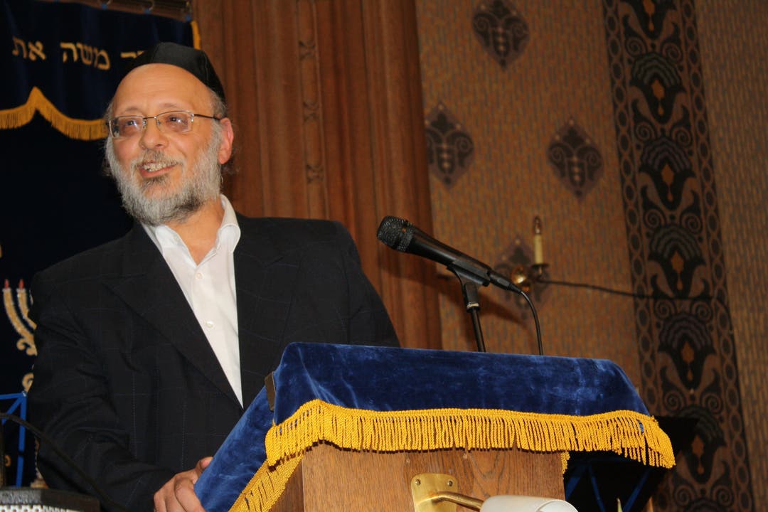 Rabbi Aron Müller hält seine Rede