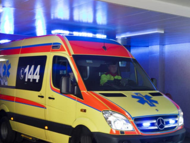 Der Fahrradfahrer wurde mit einem Ambulanz-Fahrzeug ins Spital gefahren. (Symbolbild)