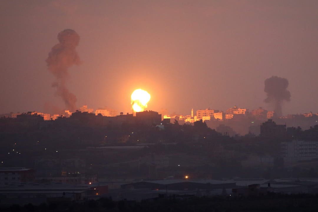 Israelische Raketen schlagen im Gazastreifen ein.