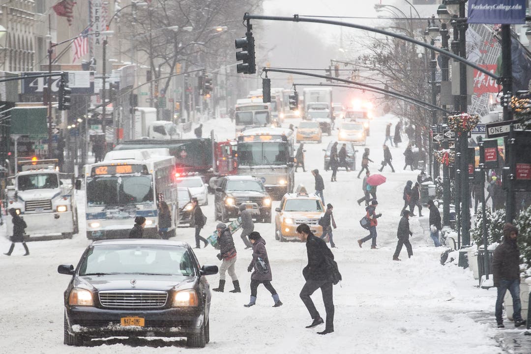 Die Fifth Avenue im Schnee versunken