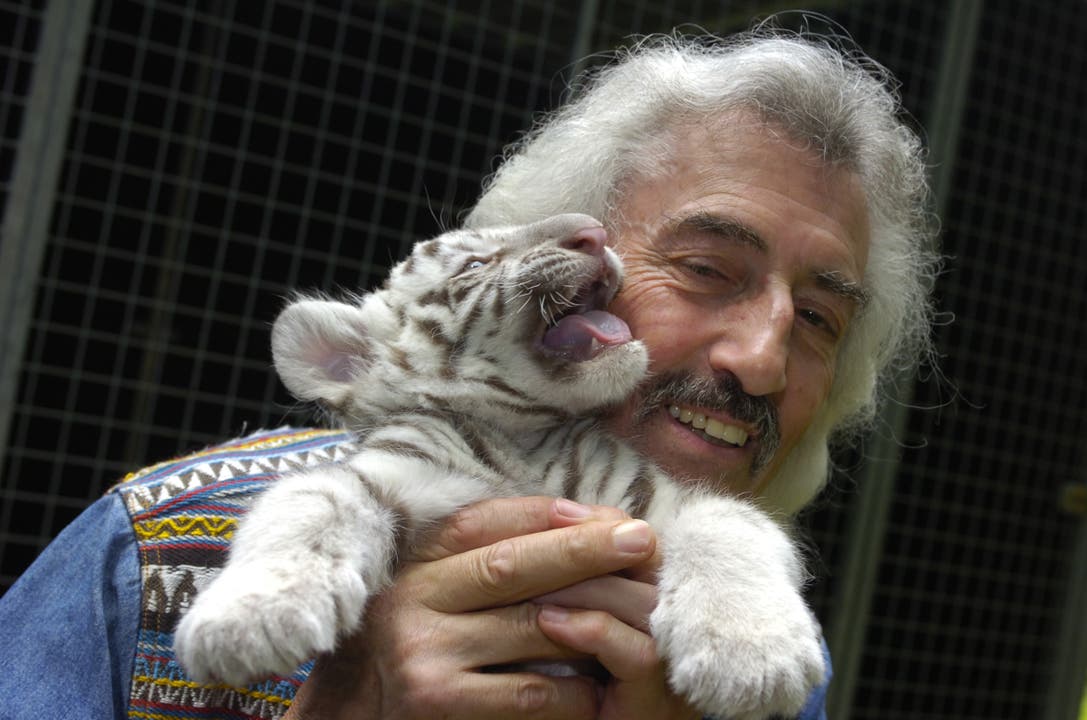 Jerry Wegmann mit dem weissen Tiger-Baby Samira (Archiv)