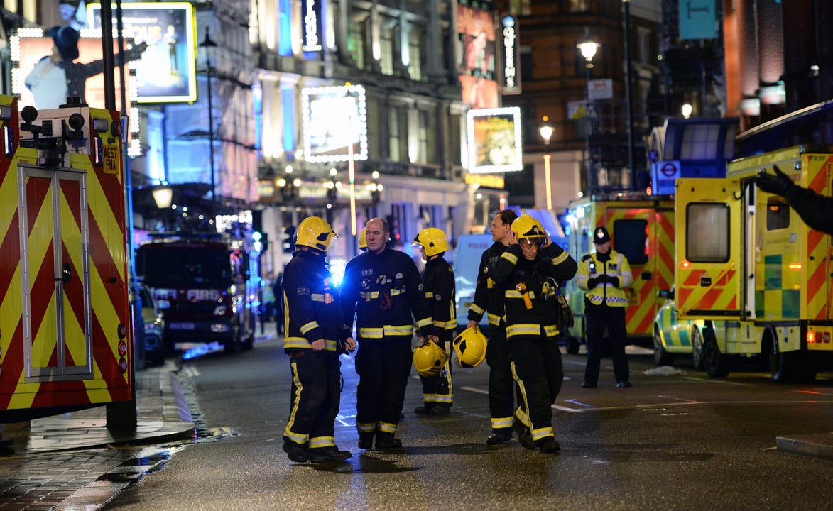 Beim Einsturz einer Decke in einem Londoner Theater werden rund 80 Personen verletzt